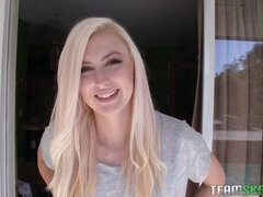 18 ans, Blonde, Habillées, Preservatif, Queue, Seins naturels, Rugueux, Maigrichonne
