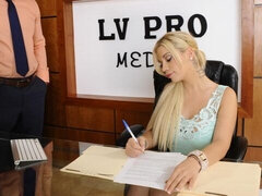 Gros cul, Grosse bite, Gros seins, Blonde, Sucer une bite, En levrette, Bureau, Nénés