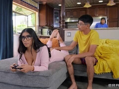 Grosse bite, Gros seins, Sucer une bite, En levrette, Interracial, Fille latino, Maigrichonne, Adolescente