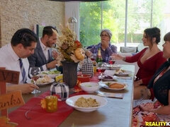 Μεγάλα βυζιά, Γκόμενος, Μελαχροινή, Πούτσος, Σε στάση σκύλου στα τέσσερα, Φόρεμα, Χασκογελώντας, Χτύπημα