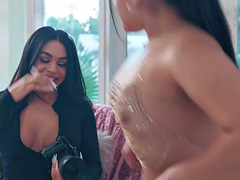 TRANSFIXED - Photographer Eva Maxim gets creampied by PAWG model Summer Col during sexy photoshoot