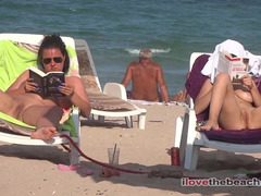 Rondborstig, Oudere vrouw, Natuurlijke tieten, Nudist, Buiten, Openbaar, Tieten likken, Bekijker
