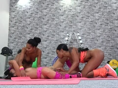 Europeo, Penetracion con dedos, Gimnasio, Latina, Lamidas, Tetas naturales, Coño, Trio