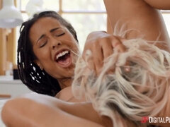 Meia nove, Traseiro, Quarto, Peitos grandes, Loiroa, Botas, Facial, Interracial