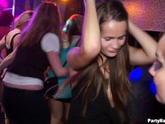 Grosse titten, Blondine, Bekleidet, Gruppe, Handjob, Orgie, Party, Ablutschen