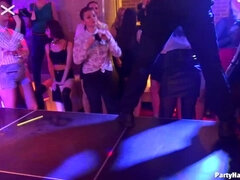 Brunetka, Nazí chlapi, Oblečené, Skupina, Líbání, Orgie, Punčochy, Swingers