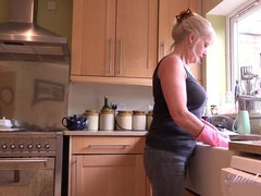 Tante, Grote mammen, Blond, Huisvrouw, Keuken, Masturbatie, Kut duiken, Geschoren