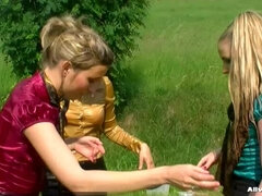 Tjejfajt, Mat, Utomhus, Satäng, Våt