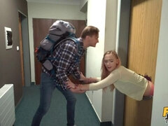 Blondi, Kyrpä, Naamallinen, Hotelli, Pillu, Ratsastaa, Ajeltu, Teini