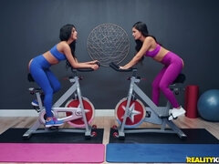 Amatéři, Velké kozy, Brunetka, Tělocvična, Výprask, Masturbace, Přírodní prsa, Pička