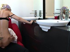 Huge butts slut gets a orgasm delivering fuck in POV