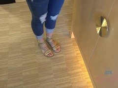 Amateur, Salle de bains, Grossier, Petite amie, Jeans, Culottes ou slips, Pov, Fumer