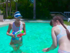 Brat, Basen, Szpieg, Strój kąpielowy, Tatuaż, Flirt, Cycki, Mokry