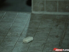 Arsch, Kehlenfick, Handjob, Milf, Dusche, Tätowierung, Flotter dreier, Nass