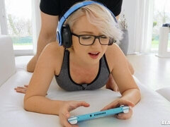 Velké péro, Blondýna, Kuřba, Na pejska, Přírodní prsa, Krátké vlasy, Teenka, Kozičky