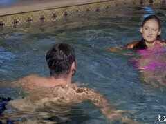 Blondi, Suihinotto, Ruskeahiuksinen, Takaapäin, Selkäsauna, Uima allas, Tissit, Märkä