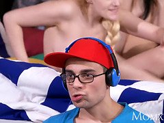 Vollbusig, Geile alte tussi, Fingern, Brille, Lesbisch, Lecken, Milf, Muschi