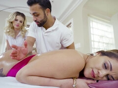 A duo blondes are along with a man on the massage table