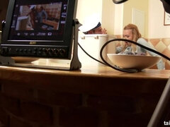 Blondynka, Wytrysk, Hardcore, Bielizna, Sikanie, Pończochy, Cycki, Mokry