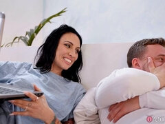 Sovrum, Långt ner i halsen, Doggystyle, Handjobb, Klackar, Kysser, Kjol, String