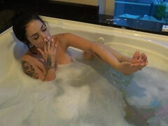 Banheiro, Morena, Namorada, Orgasmo, Calcinha, Pontos de vista, Raspar depilar, Tatuagem