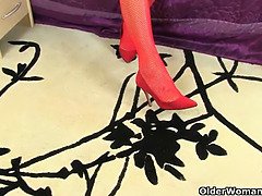 Stor stjärt, Brunett, Mogen, Mamma, Styvmamma, Strippa, Strippning, Tuttar