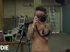 Duże cycki, Blondynka, Wytrysk, Styl na pieska, Lizanie, Cipka, Ogolona, Tatuaż