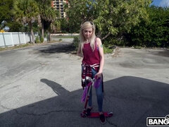 Amatőr, Szőke, Kivillanó idomok, Farmernadrág, Szabadban, Gyengéd kefélés, Tini