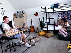 18 ans, Blonde, Sucer une bite, Brunette brune, Collège université, Tir de sperme, Hd, Plan cul à trois