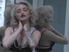 Grosser schwanz, Blasen, Gesichtssitzen, Hardcore, Lingerie, Reiten, Weibliche ejakulation, Strümpfe