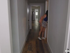 Petit ami, Brunette brune, Tromperie, Couple, En levrette, Bâillonner, Jeans, Chatte