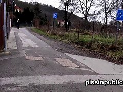 Perse, Tyttö, Ruskeahiuksinen, Farkut, Ulkona, Pissata, Julkinen, Hameen alla