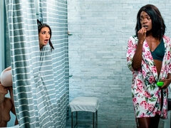 Zadek, Velký zadek, Brunetka, Lesbické, Výprask, Masturbace, Přírodní prsa, Pička