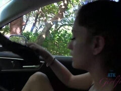 Sucer une bite, Brunette brune, Doigter, Orgasme, Public, Maigrichonne, Nénés, Voyeur