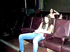 Latin lány, Nyilvános, Tetkó, Kukkoló