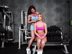 Two babes are fucking in the gym