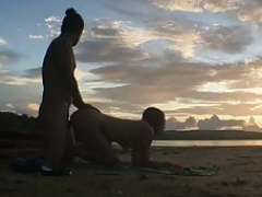 Jolie asiat baisee au crepuscule sur la plage
