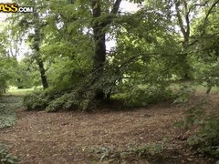 Braunhaarige, Aufs gesicht abspritzen, Öffentlich, Sich ausziehen