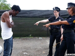 Noire, Sucer une bite, 2 femmes 1 homme, Interracial, De plein air, Police, Plan cul à trois, Uniforme