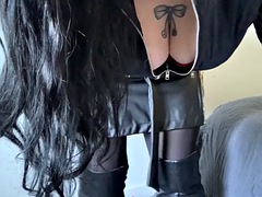 Vends-ta-culotte - French mistress fetish pleasures: leather, boots, hair and feet