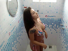 Morena Delicia tomando banho na casa