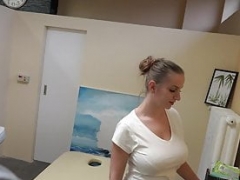 Stora tuttar, Blondin, Avsugning, Doktor, Latina, Milf, Naturliga tuttar, Pov