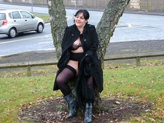 Britannique, Femme couguar, Gode, Masturbation, Orgasme, De plein air, Pisser, Public