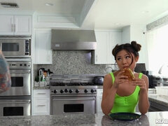 アジア人, ベッドルーム, フェラチオ, ヨーロピアン, 異人種間, なめる, タトゥー, オッパイの