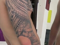 Anal, Masturbação, Peludoa, Masturbação, Solo chão, Tatuagem