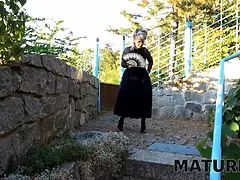 Pijpbeurt, Oudere vrouw, Stel, Omie, Hd, Rijpe lesbienne, Buiten, Kousen