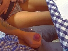 Kolidž, Zunanji izliv, Stopala, Dekle drka tiča, Zunaj, Hlačke, V javnosti, Najstnice