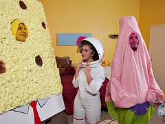 Velké kozy, Bikini, Blondýna, Kuřba, Stříkání spermatu, Fetiš, Kozičky, Hračky