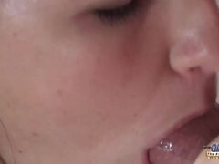 Brunett, Sperma shot, Långt ner i halsen, Ansiktsbehandling, Handjobb, Hd, Piercing