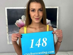 Gros cul, Grosse bite, Sucer une bite, En levrette, Seins naturels, Adolescente, Nénés